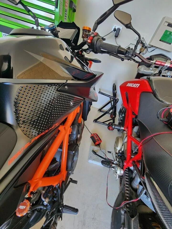 2020   KTM 1290 Super Duke R Eazi-Grip Evo Tank Grip Pads SuperDuke - Black